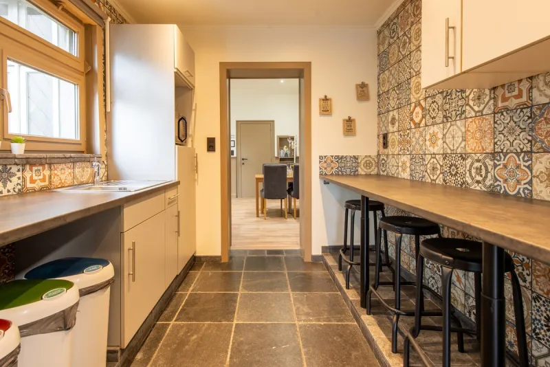 Fully equipped kitchen with breakfast bar