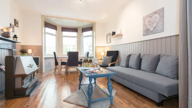 Living room with bay window and canal view in the Charming Canal View Apartment