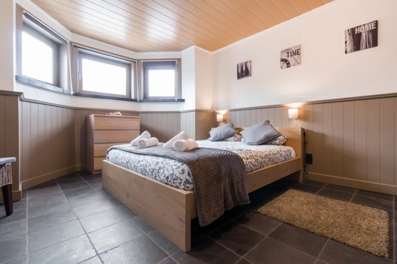 Bedroom with bay window in the Spacious Apartment