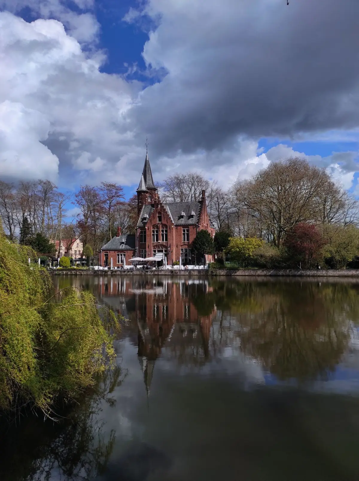 The castle at Minnewater lake reflected in the water