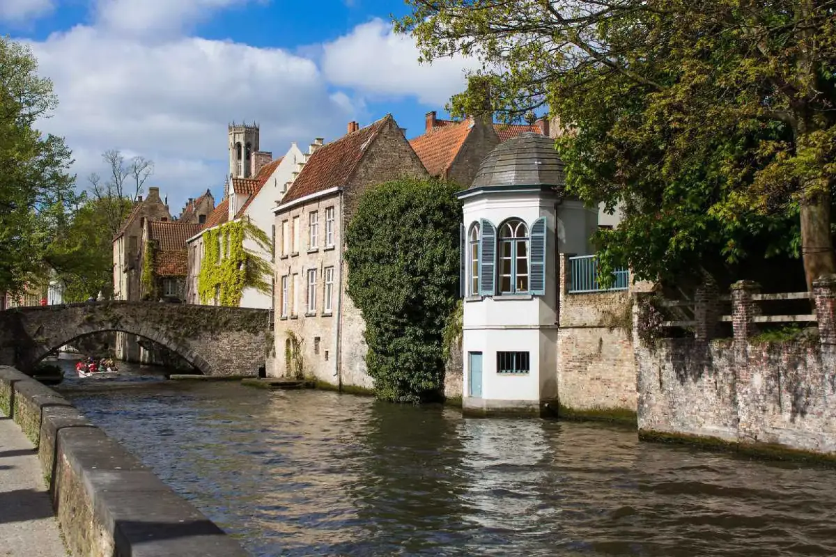 The canals of Bruges on a quiet morning